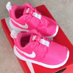 Baby Nike Rosh One (NEW) - Sz 4C